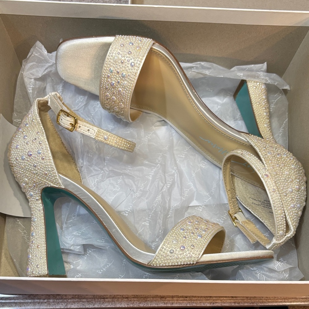 Betsey Johnson 🧡 DANI Pearl Embellished Sandals Size 7.5 EUC